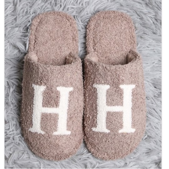 Tan slippers/blanket combo - Picture 5 of 7